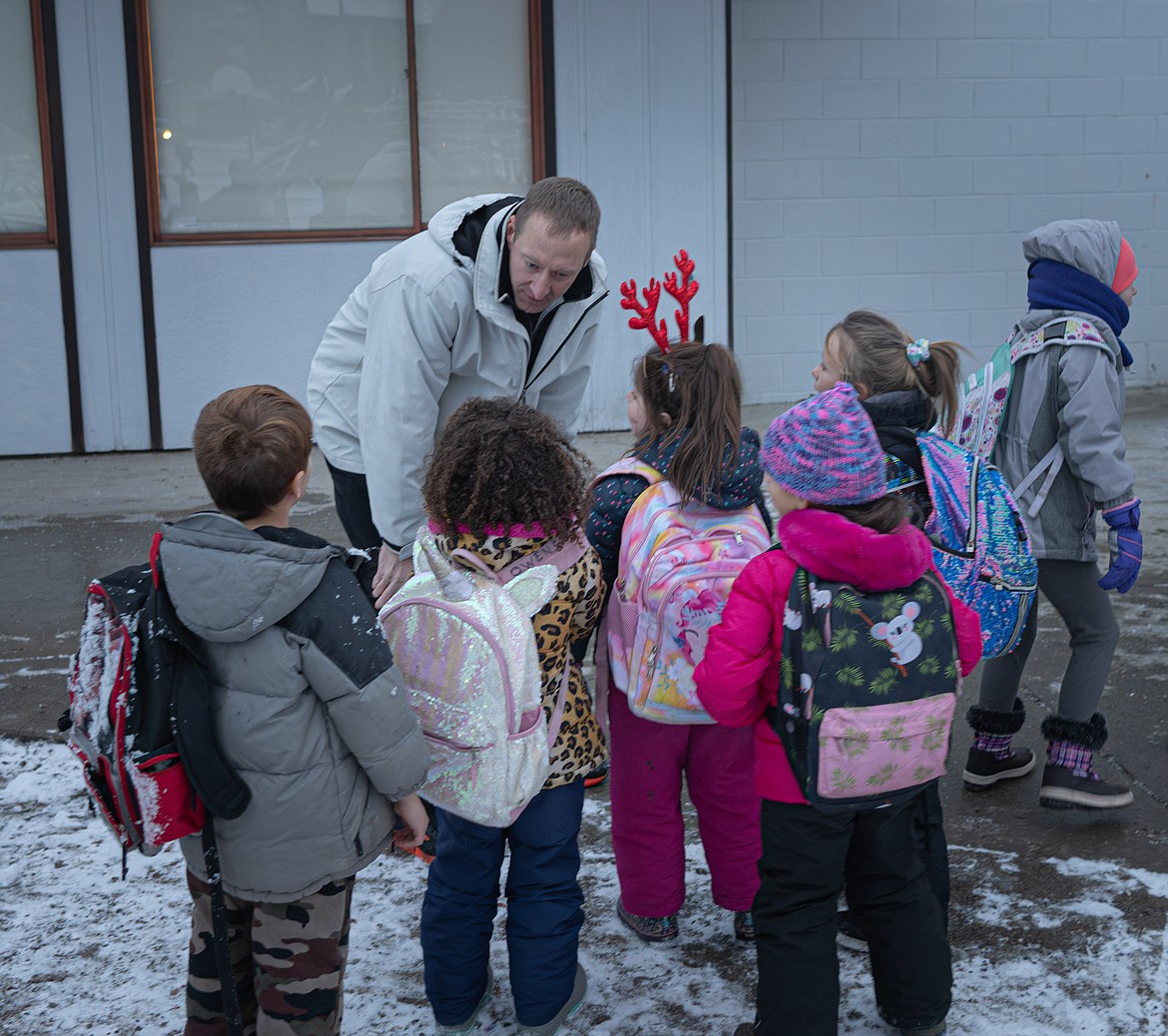 Plains Principal Kevin Meredith speaks with students investigating the Elf of the Roof. (Tracy Scott/Valley Press)