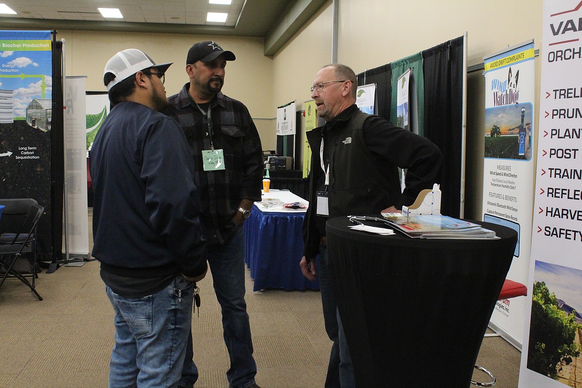 Attendees talk with a vendor at the 2023 Hort Expo.