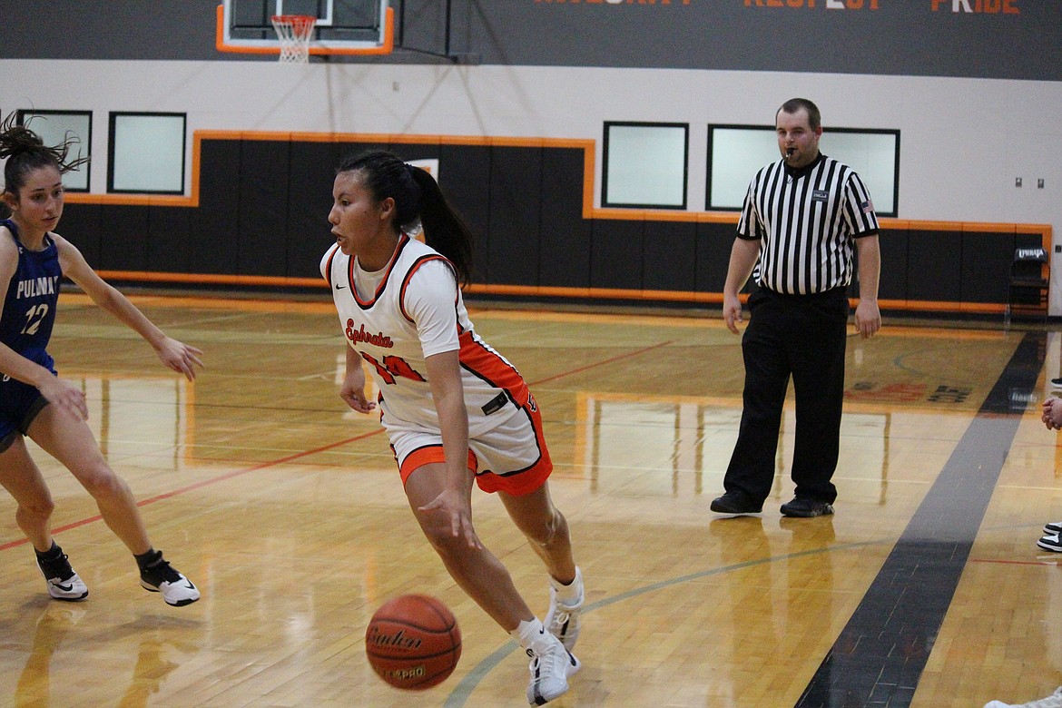 Alessa Soto (14) puts the ball on the floor in Ephrata's win over Pullman on Saturday.