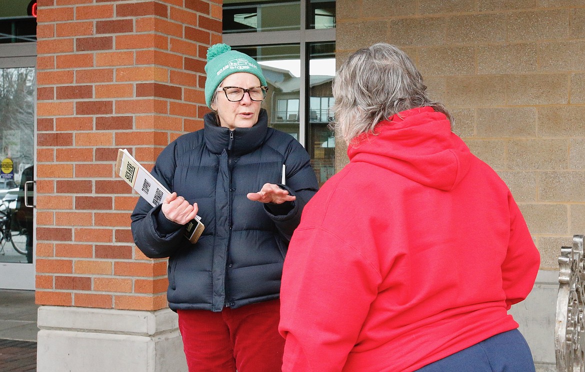Loree Peery speaks with a Kootenai County voter about the open primaries initiative.