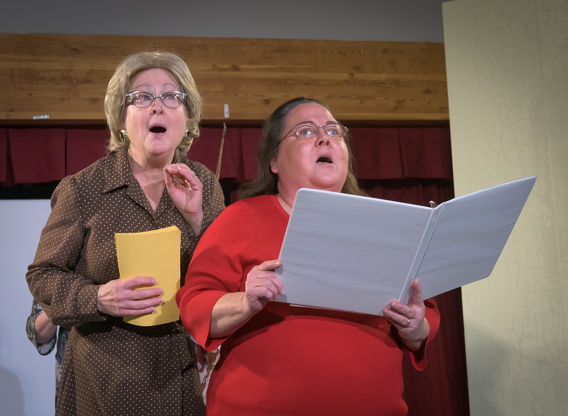 An out of tune sing-a-long with the audience. (Tracy Scott/Valley Press)