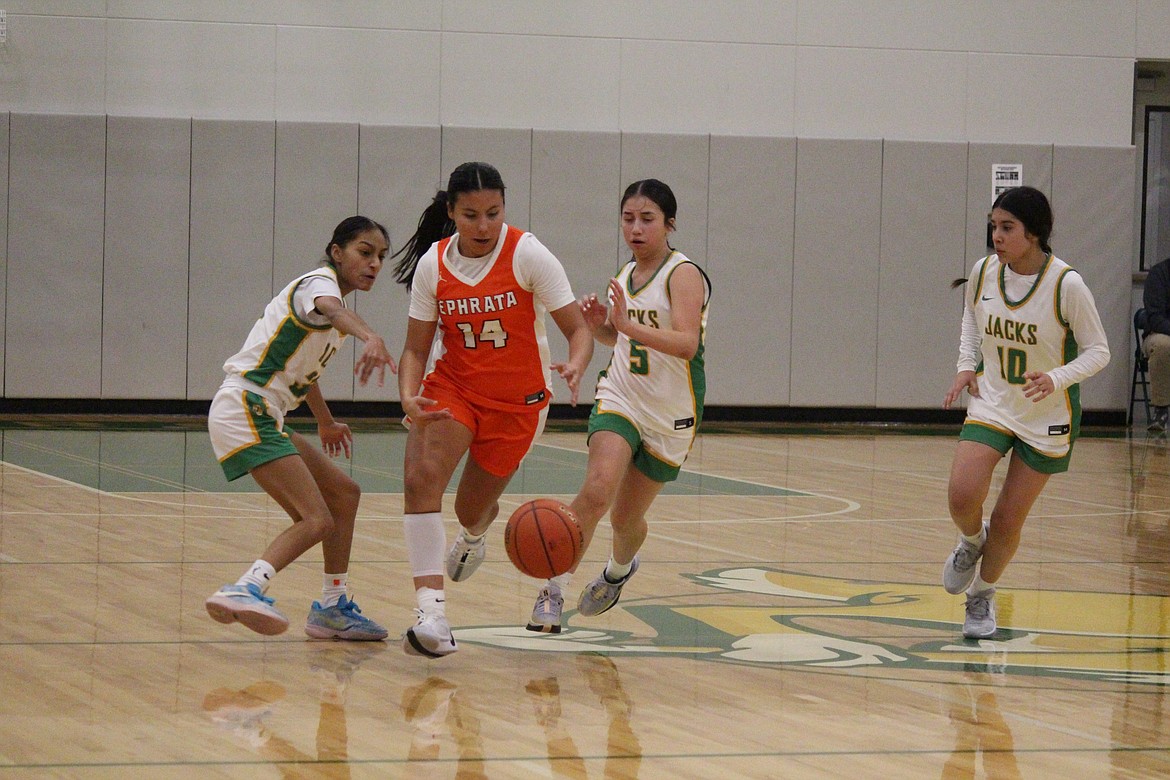 Ephrata guard Alessa Soto (14) splits the Quincy defense in Ephrata’s win Thursday.