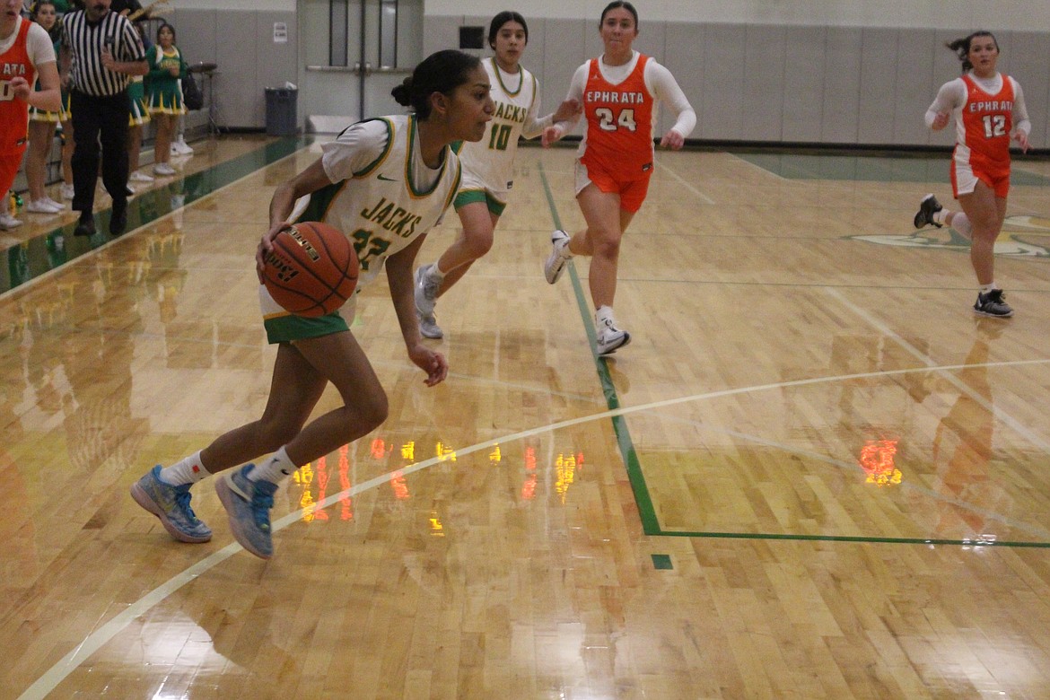 Chloe Medina (32) heads toward the basket against Ephrata Thursday.