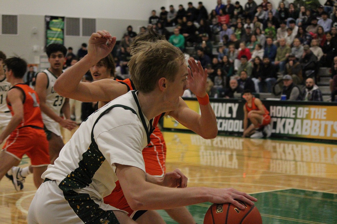 Quincy’s Aidan Bews drives to the basket against Ephrata Thursday.