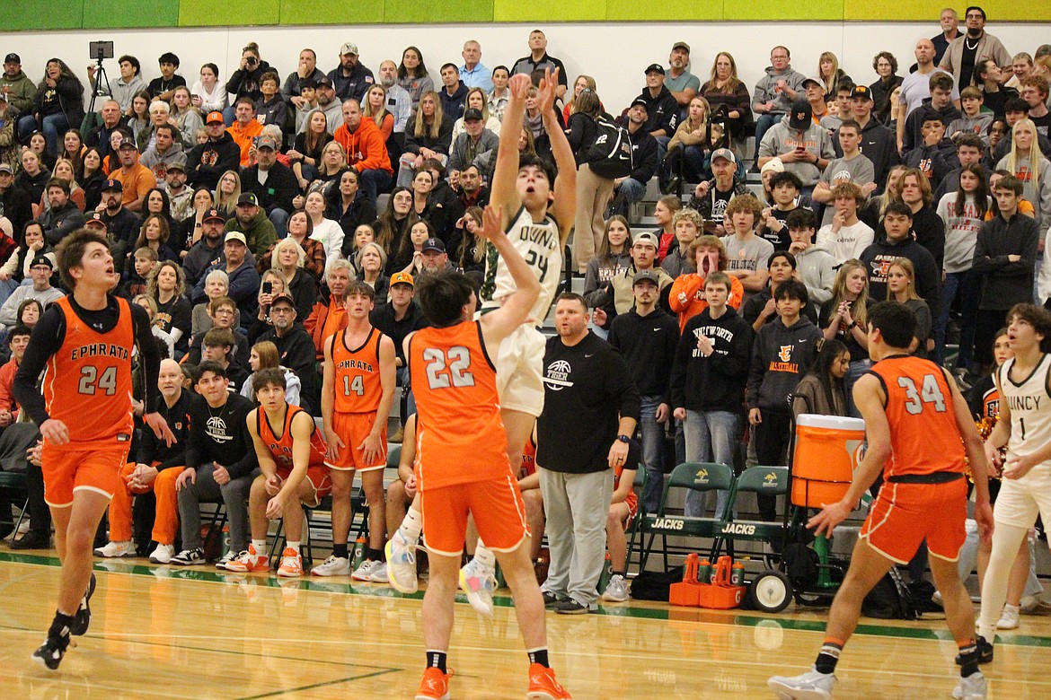 Quincy forward Julian Ibarra (24) goes up for the shot against Ephrata’s Cameron Zabala in the Jacks’ 62-47 win.