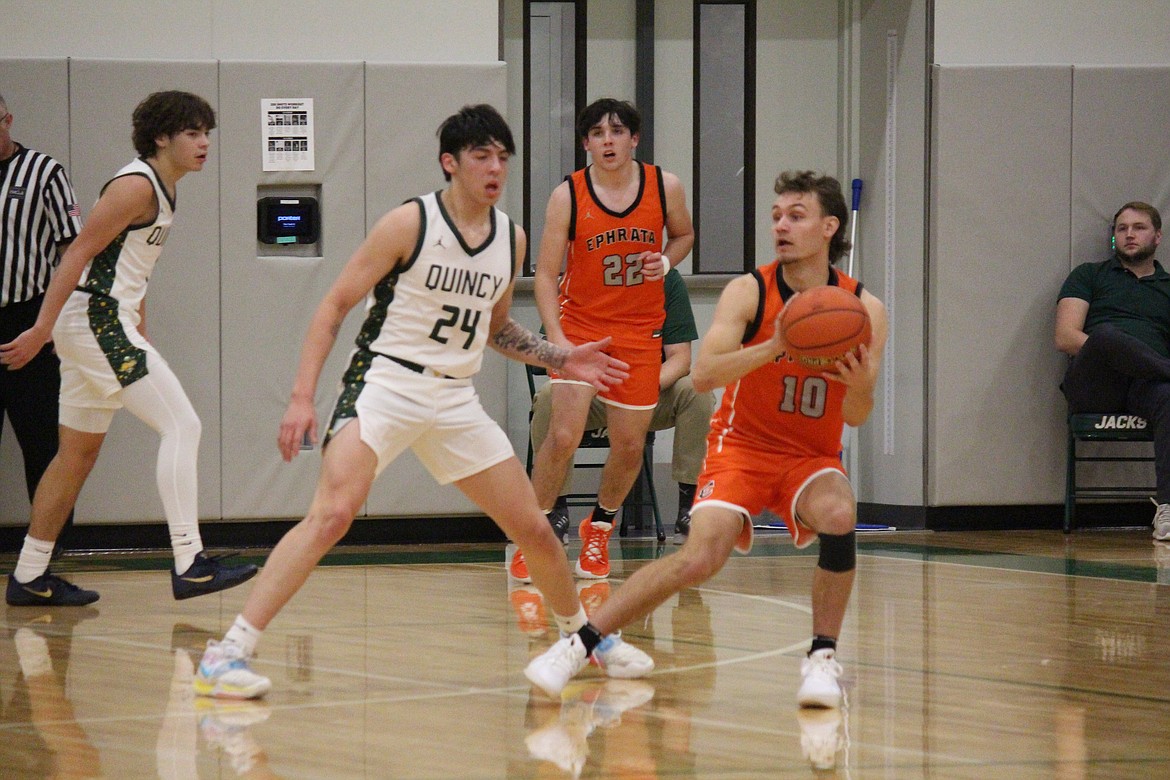 Ephrata’s Aidan Devine (10) pulls up for the pass, guarded by Quincy’s Julian Ibarra (24).