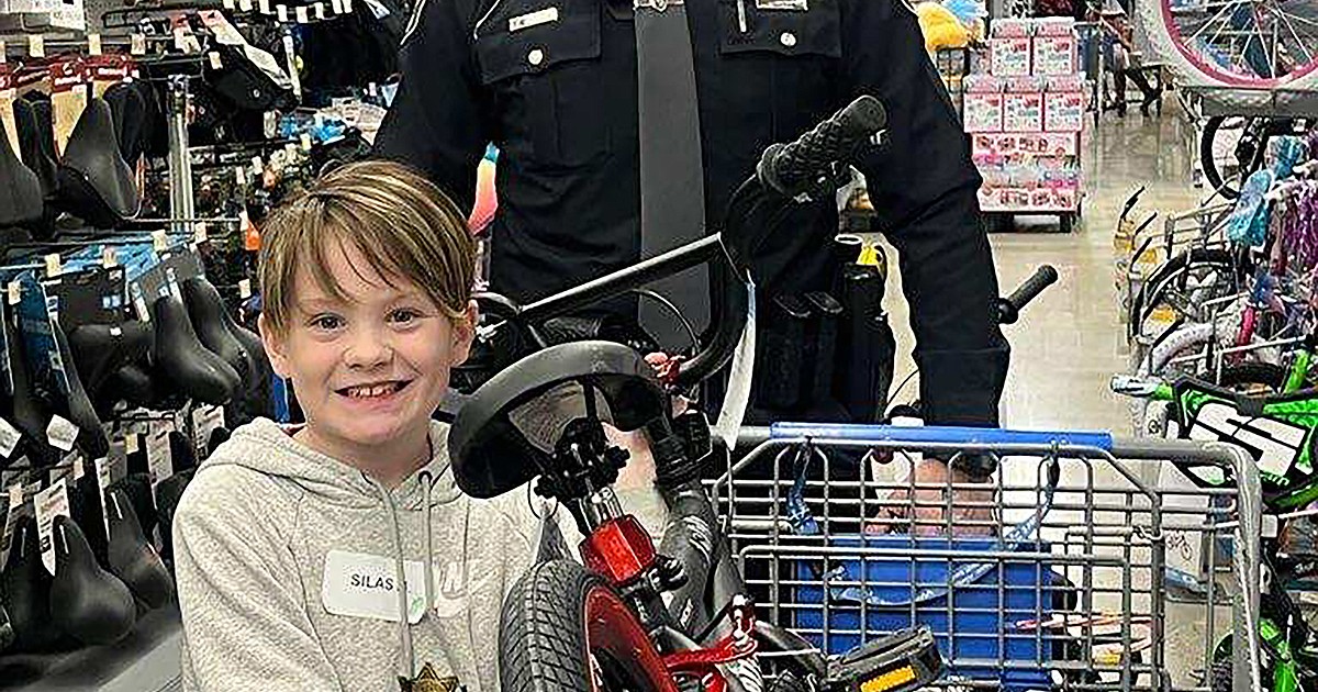 Kids 'Shop with a Cop'