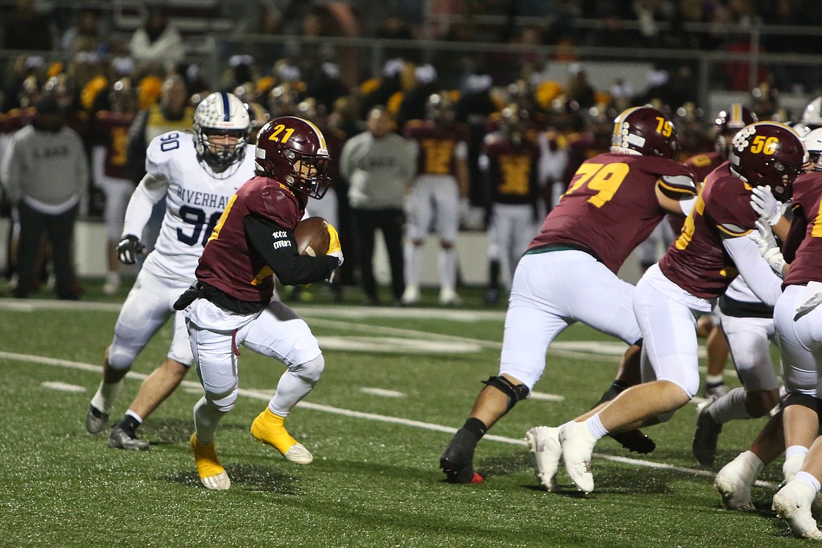 Moses Lake junior Tommy Ransom Jr. (21) carries the football against Chiawana.