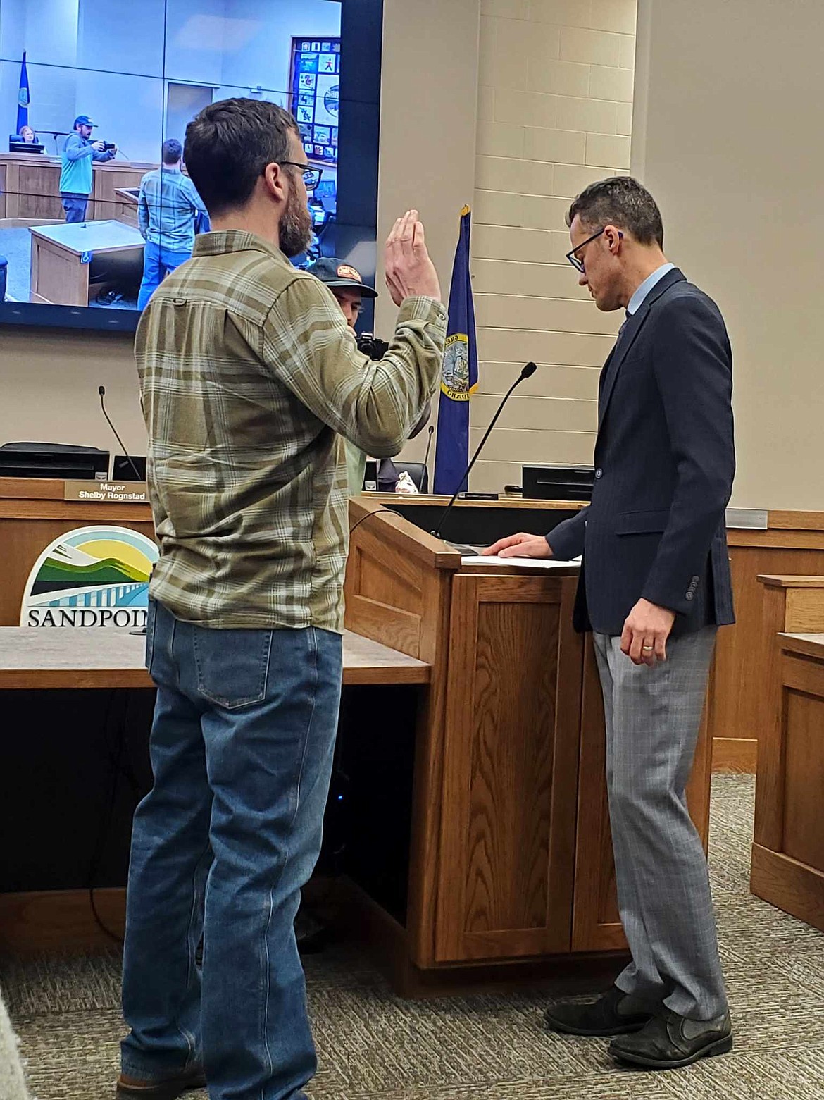 Councilor Kyle Schreiber being sworn in by former Sandpoint mayor Shelby Rognstad.