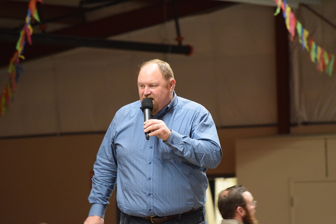 Auctioneer Chuck Yarbro Jr. gets the crowd rolling for the live auction portion of the festivities during the 2023 Country Sweethearts event.