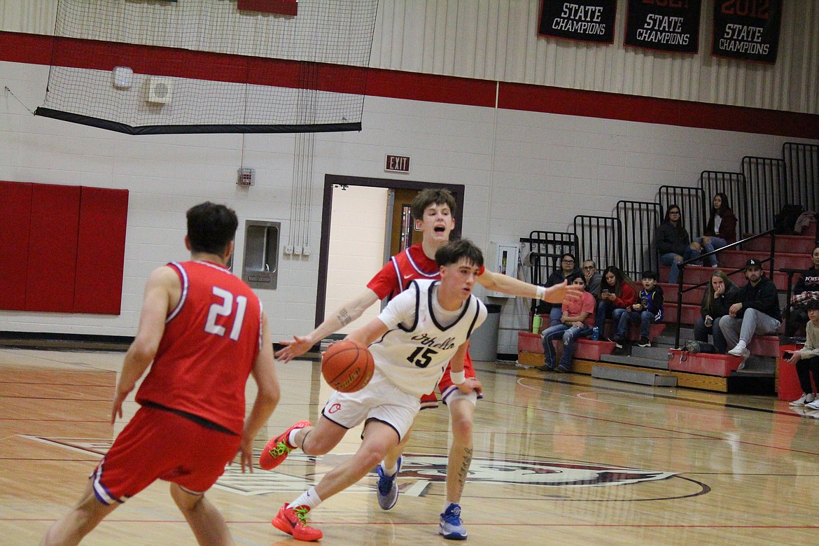 Ashton Pruneda (15) splits the defense for Othello.