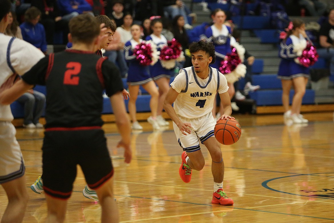 Warden senior Bubba Oronia (4) looks for an open lane in the first quarter against River View.