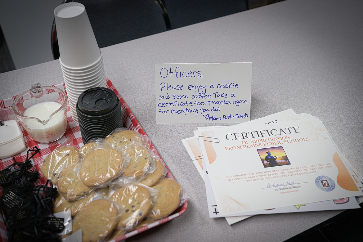 Plains students made thank you cards for local law enforcement officers. (Tracy Scott/Valley Press)