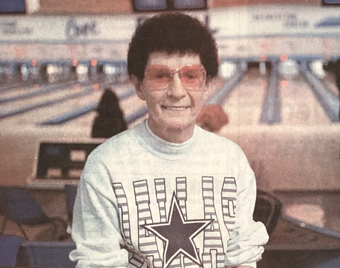 When this January 1994 photo was taken, employee Loretta Richards had been a fixture at the old Cove Bowl for 30 years.