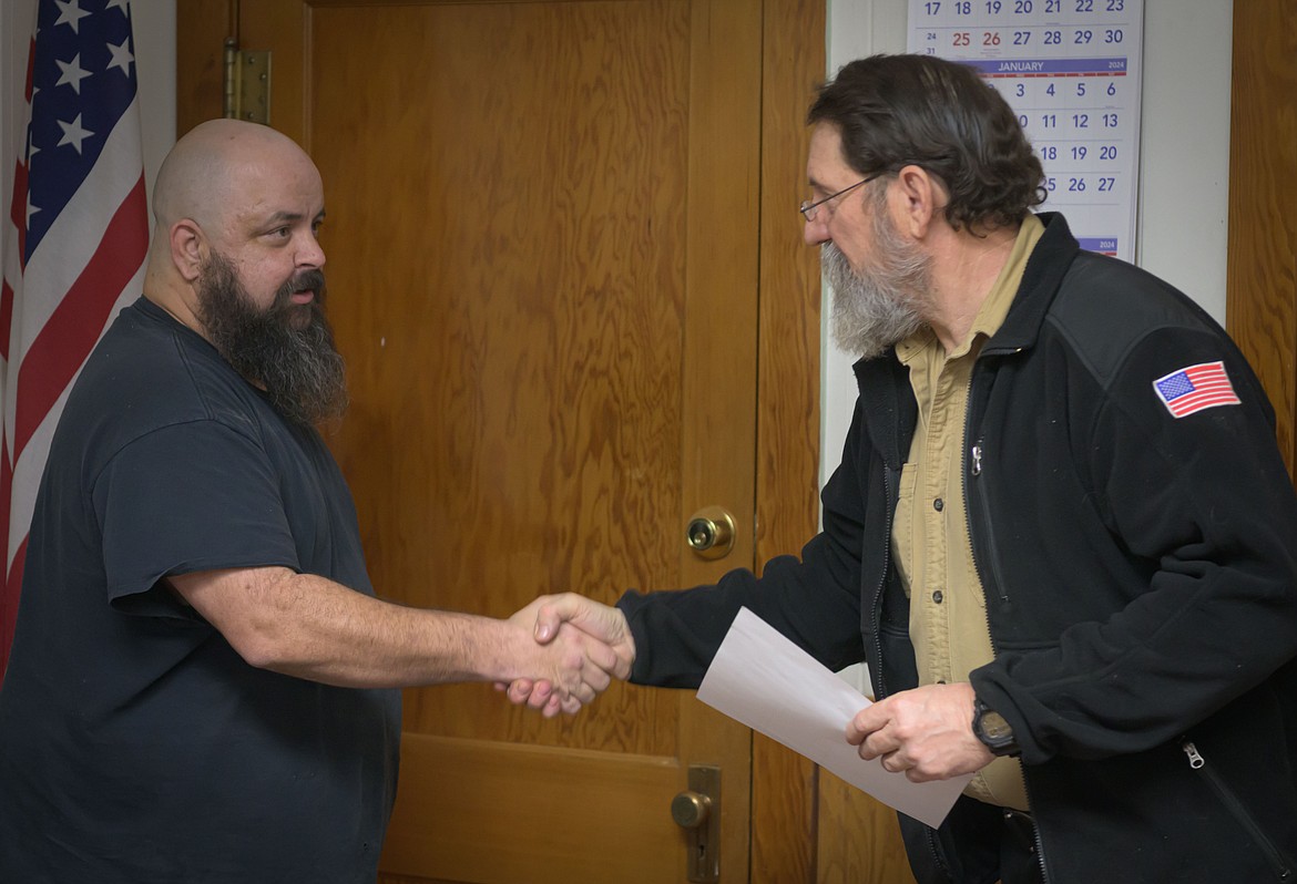 Plains Council Ward 2 member JD Crabb is sworn in by Mayor Joel Banham. (Tracy Scott/Valley Press)