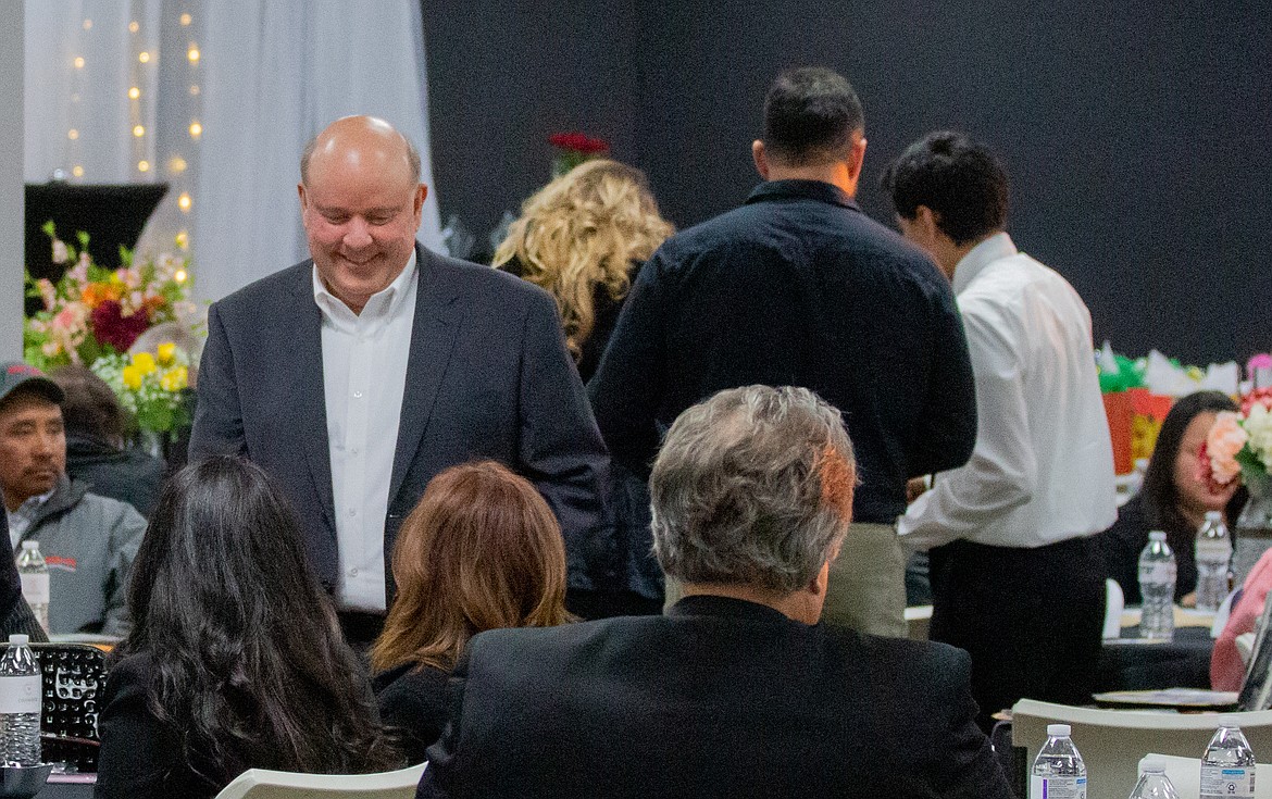 Othello Mayor Shawn Logan talks with banquet guests at the Greater Othello Chamber of Commerce’s annual awards banquet in February 2020.