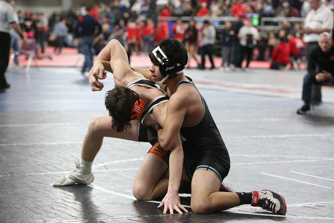 Othello junior Jeremiah Flores, right, wrestles against Ephrata sophomore Tavone Mantese, left, in the semifinals of the 150-pound bracket of Friday’s Central Washington Athletic Conference district tournament.