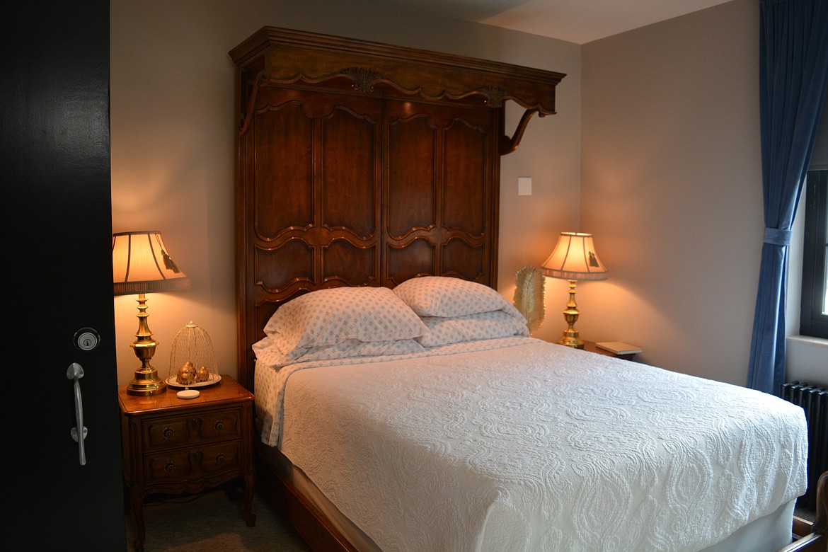 The Sparrow Springs room at Silverton Mountain Manor hosts a running bird theme.