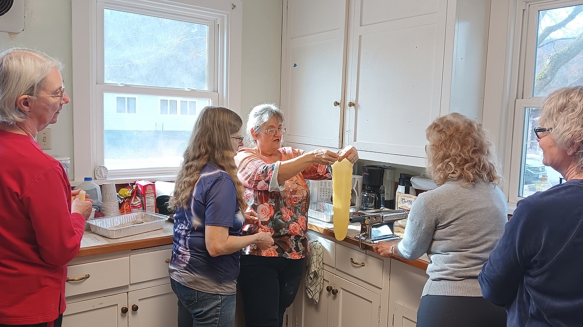 The Monday Confab at the Mineral County Library in Superior was ‘How to Make Pasta’ as instructor Deb Kelsy demonstrates and explains the technique to Elaine Robinson, Gala Rice, Loie Turner and Cathy Kuhl. The Monday Confabs are free to attend and held at 11 a.m. with differ projects and subjects each week. (Monte Turner/Mineral Independent)