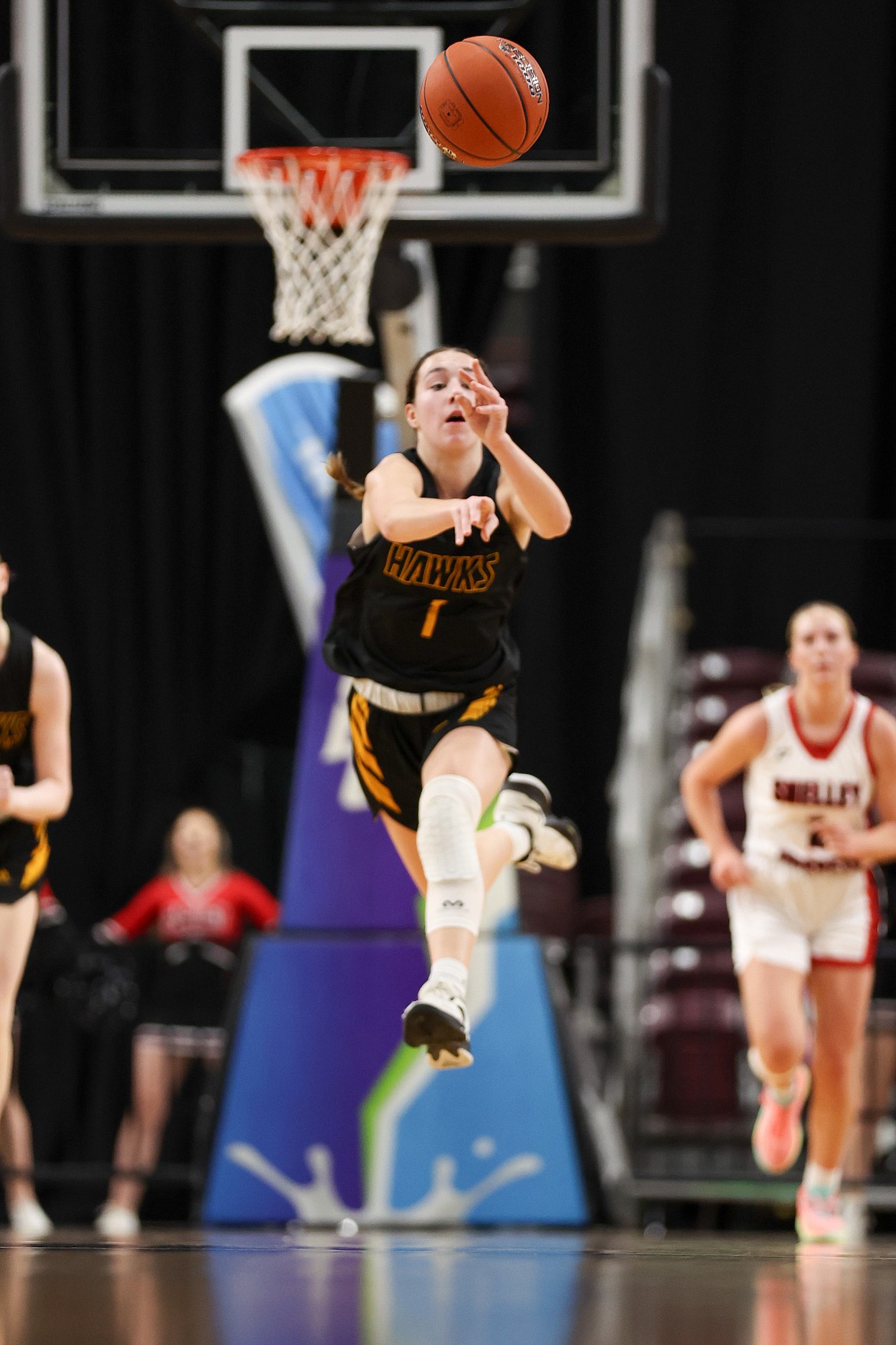 JASON DUCHOW PHOTOGRAPHY
Lakeland sophomore Karstyn Kiefer tosses a pass downcourt against Shelley on Friday in a state 4A girls semifinal at the Ford Idaho Center in Nampa.