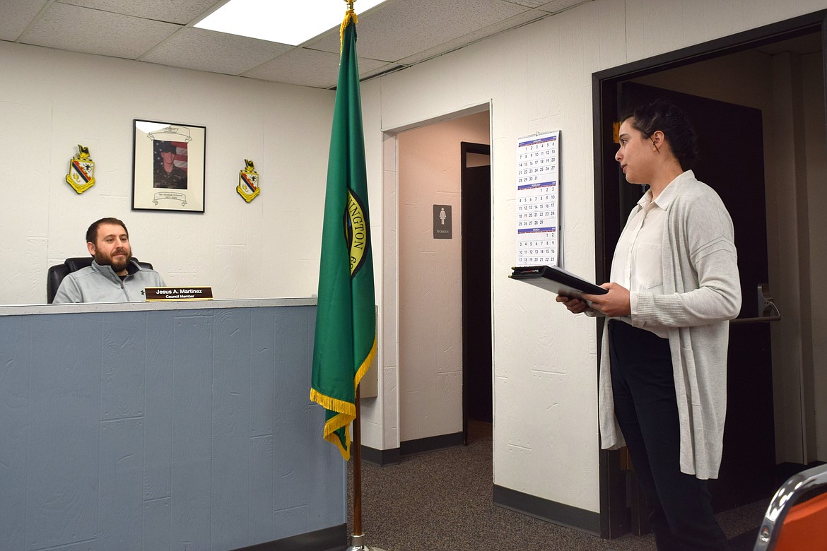 Gray and Osborne Civil Engineer Zara Guzmán, right, explains the bids Warden received for improvements to the city’s lift station 1 while Warden City Council member Jesus Martinez, left, and other council members listen.