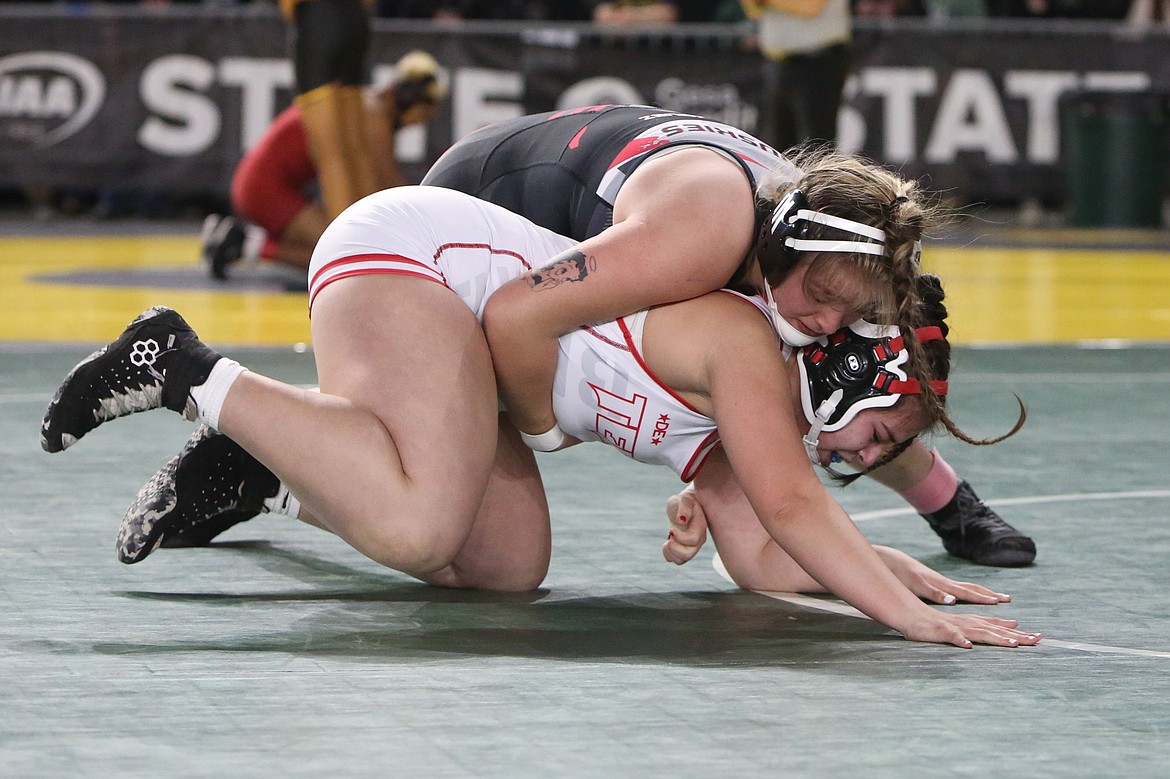 Othello senior Elia Velazquez, top, defeated Tenino’s Ynavi Rodriguez, bottom, 12-1 in the 2A/1A/B 190-pound semifinals.