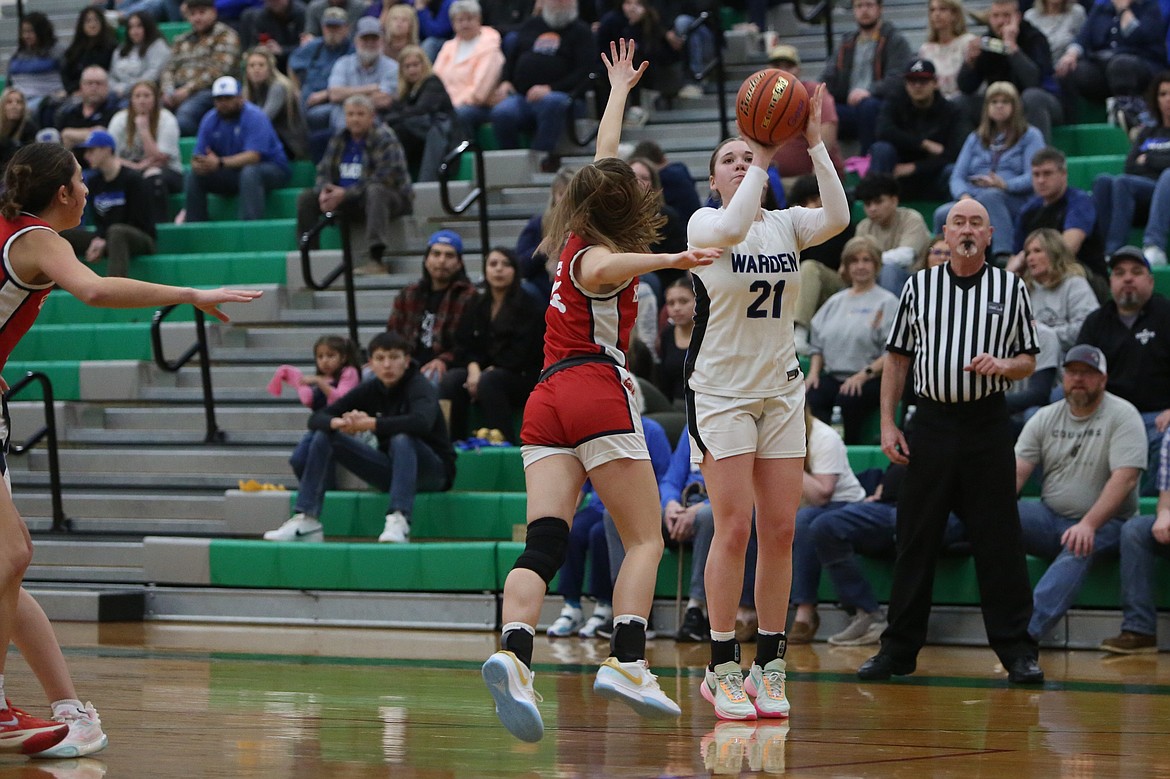 Warden freshman Makenna Klitzke (21) scored 34 points in the Cougars’ regional loss to Brewster Friday night.