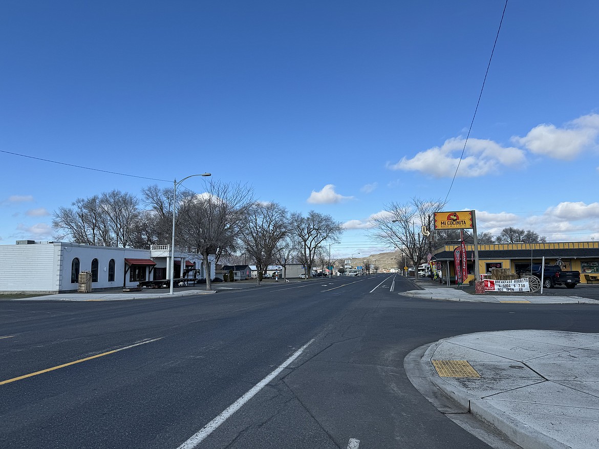 A crosswalk with flashing lights will be added at the intersection of Daisy Street South and Third Avenue Southeast, pictured, sometime this spring.