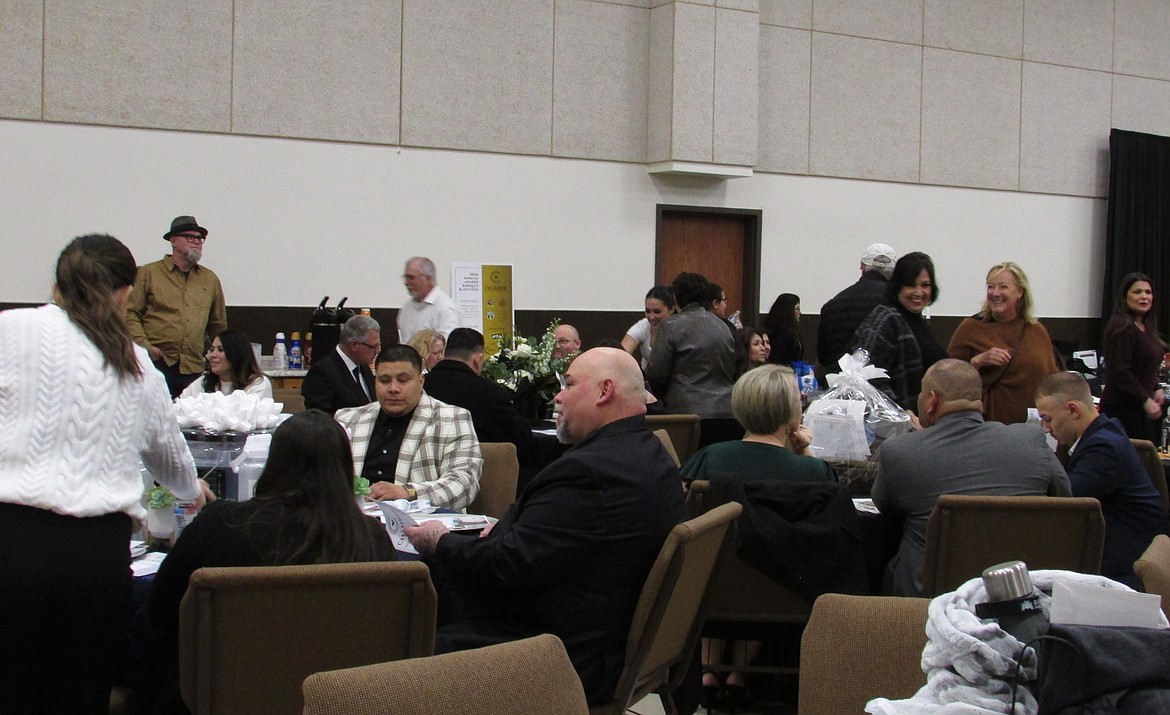 Guests of the annual Greater Othello Chamber of Commerce Awards Banquet Friday mingle during the evening’s festivities.