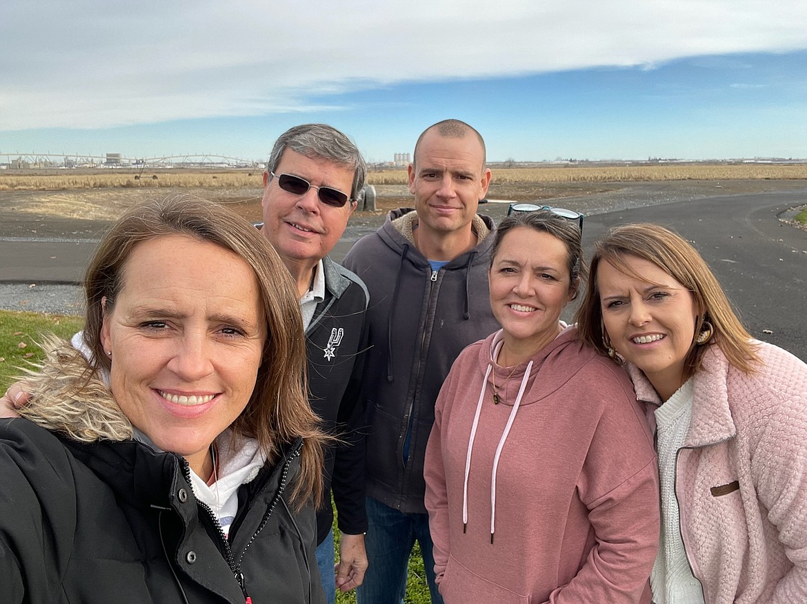 Rick Honsowetz, second from left, with children, from left, Rebecca, Nathan, Melissa and Pamela. The family has set up a scholarship in memory of Patty Honsowetz, who passed away after a car accident.