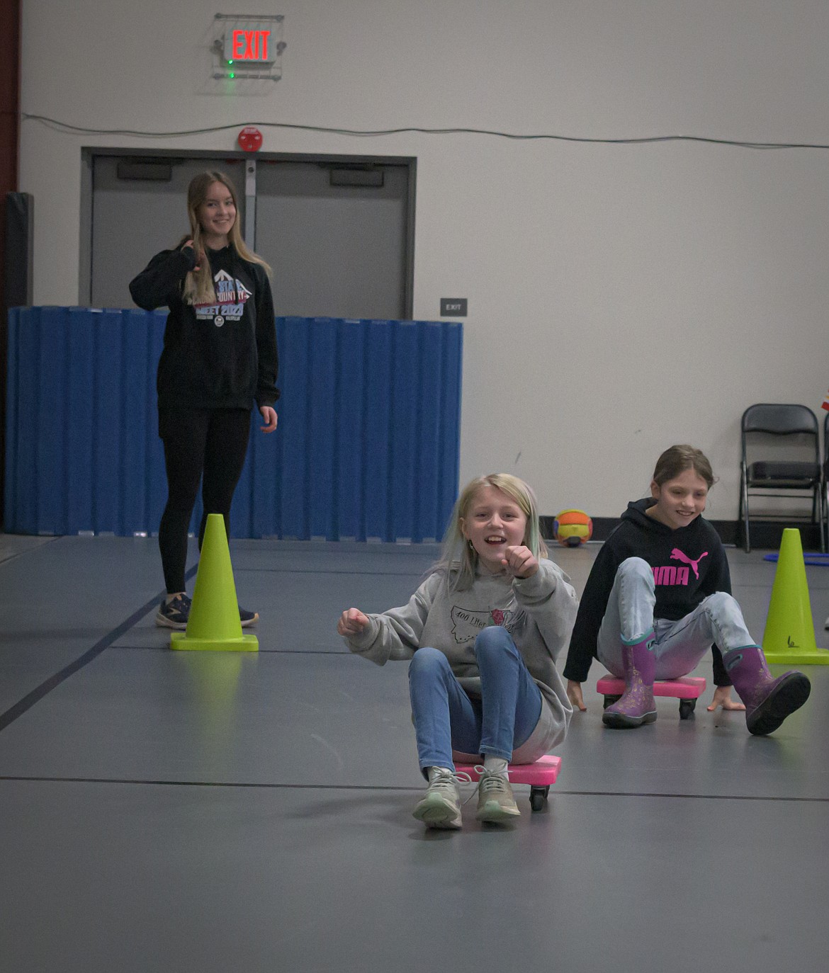 The race is on between Paisley Strowbridge and Ella Bright, with Plains senior Peyton Wasson keeping a close eye on the fun. (Tracy Scott/Valley Press)