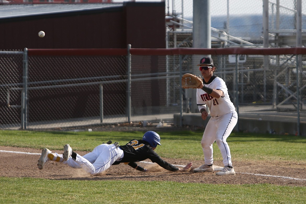 Othello junior Sonny Salazar (21) looks for the ball on a pick-off attempt during a game in the 2023 season.