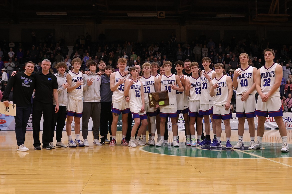 The team poses with the third-place trophy. (Photo by Greg Nelson/artwestimage.com)