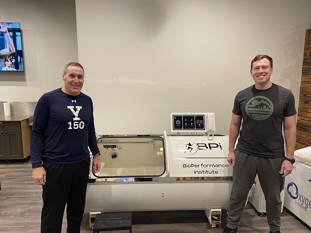 Dr. Thompson, right, and Geoff Emry with the hyperbaric oxygen tank.