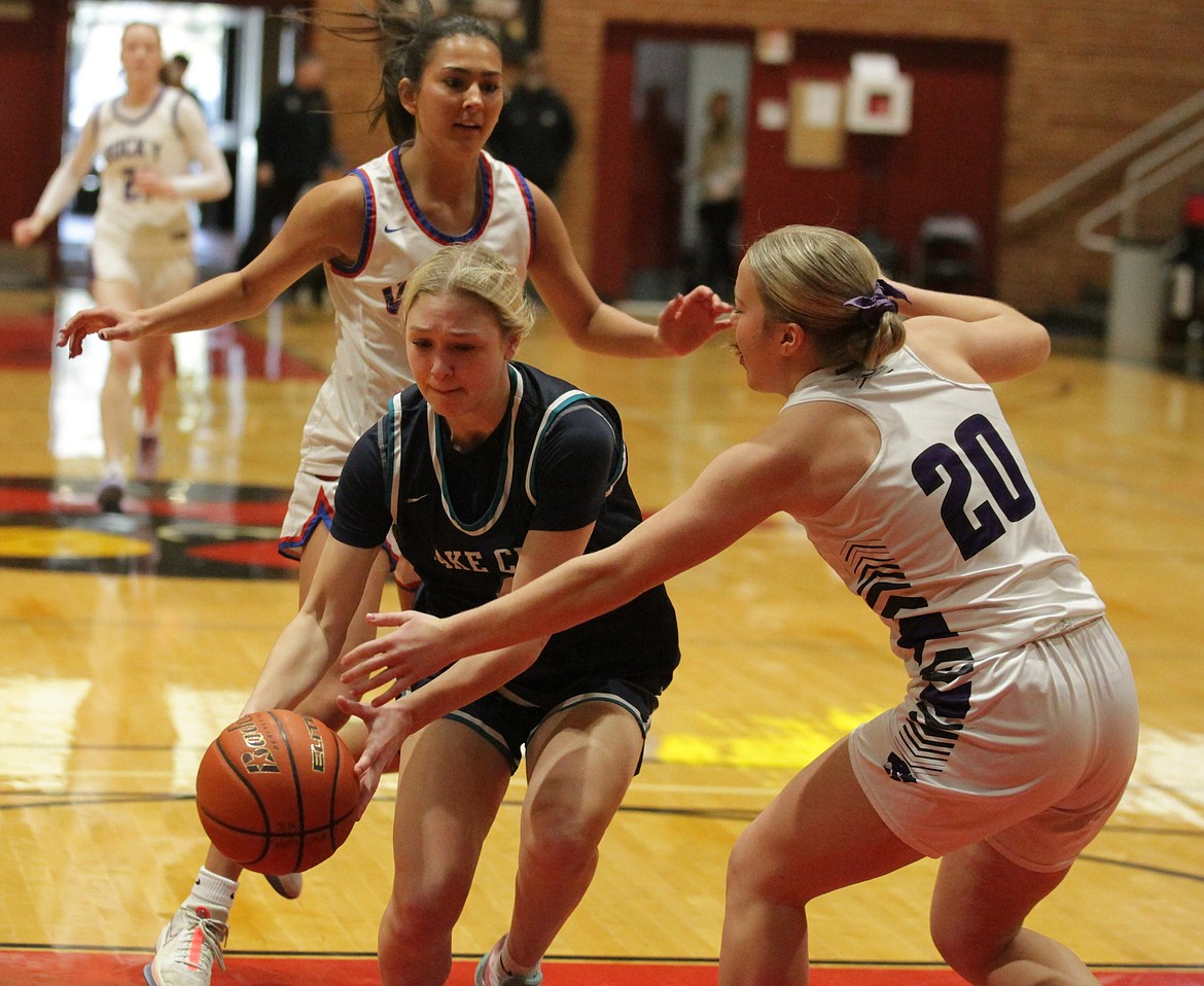 JASON ELLIOTT/Press
Andy's Heating and Cooling guard Sophia Zufelt drives to the basket on Coeur d'Alene Inn defenders Maddie Mitchell (2) and Rylie Edlefsen (20) during the first quarter of Saturday's 21st annual Idaho All-Star Basketball Games at Christianson Gymnasium.