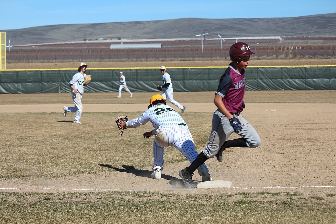 A Wahluke runner is out at first.