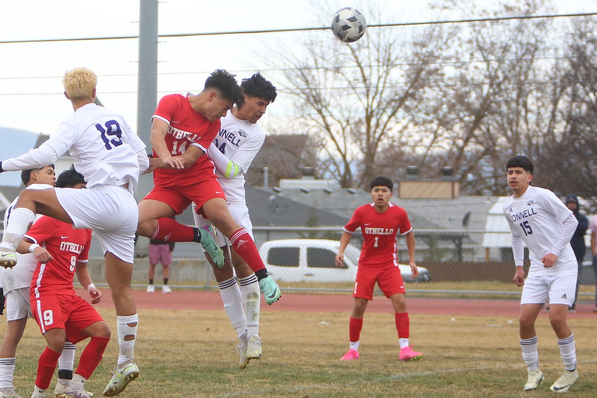 Othello sophomore Luis Farias (14) used his head to attempt to score a game during Othello’s match against Connell.