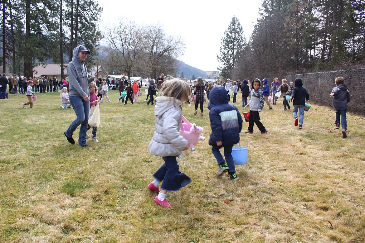 Kids scramble across the park in search of Easter eggs. (Monte Turner/Mineral Independent)