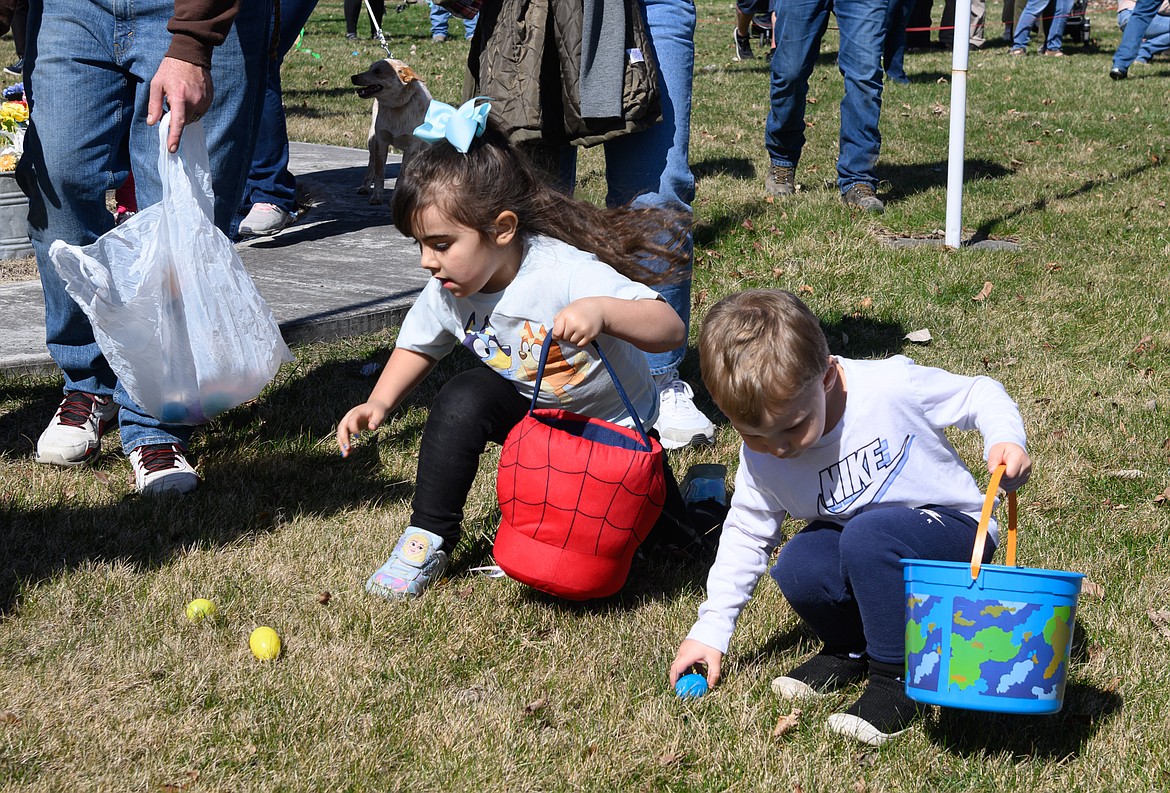Easter egg hunters fill their baskets. (Tracy Scott/Valley Press)