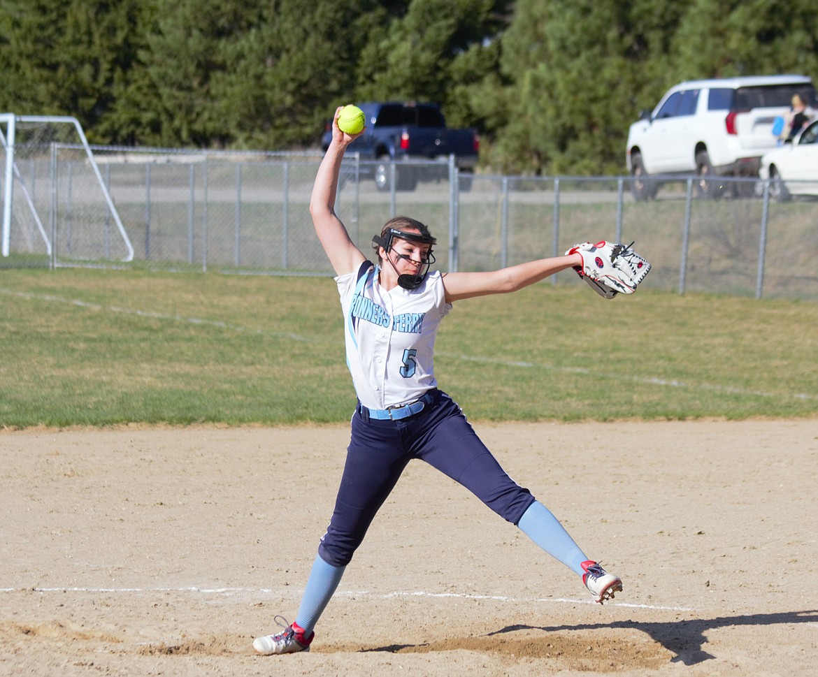 Jodee Curtis pitches for the Badgers.