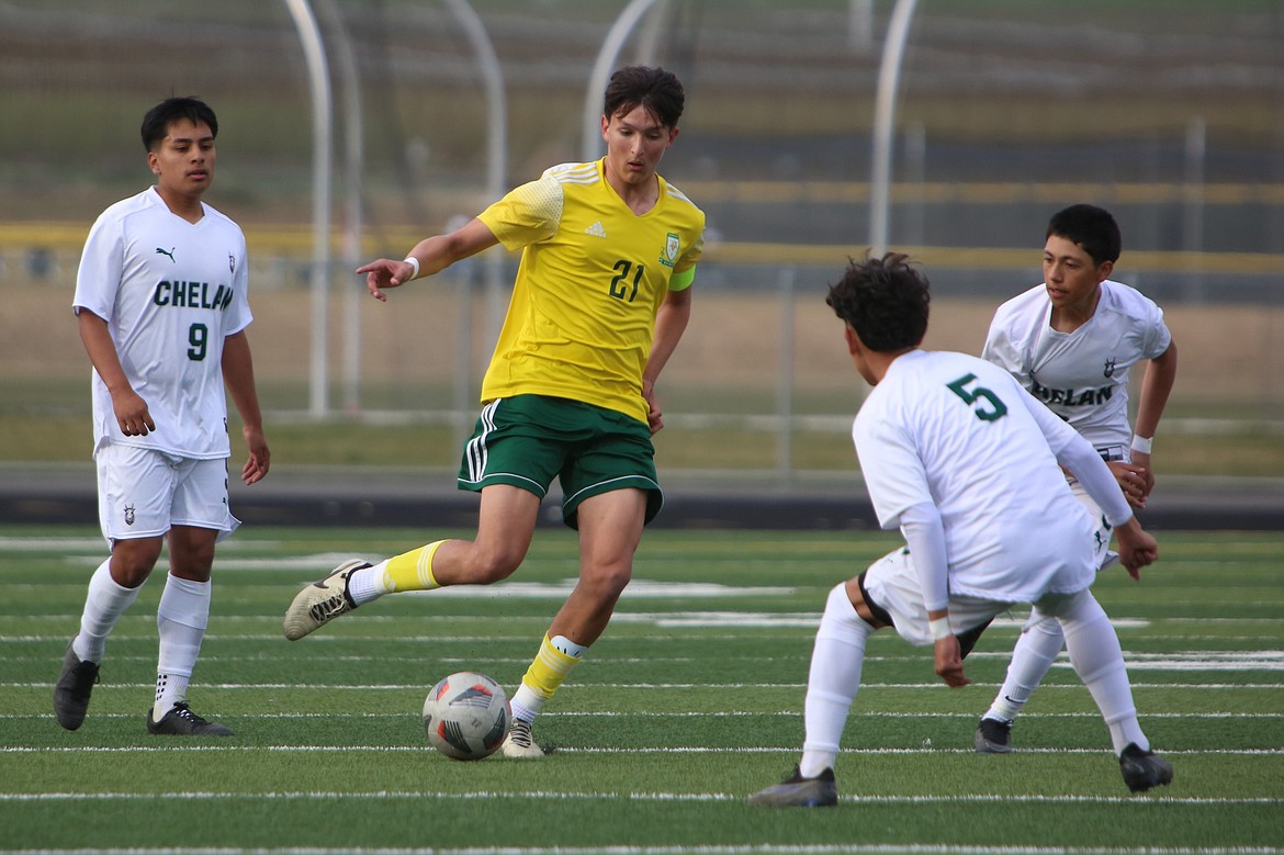 Quincy junior Kasey Toevs (21) brings the ball upfield against Chelan.