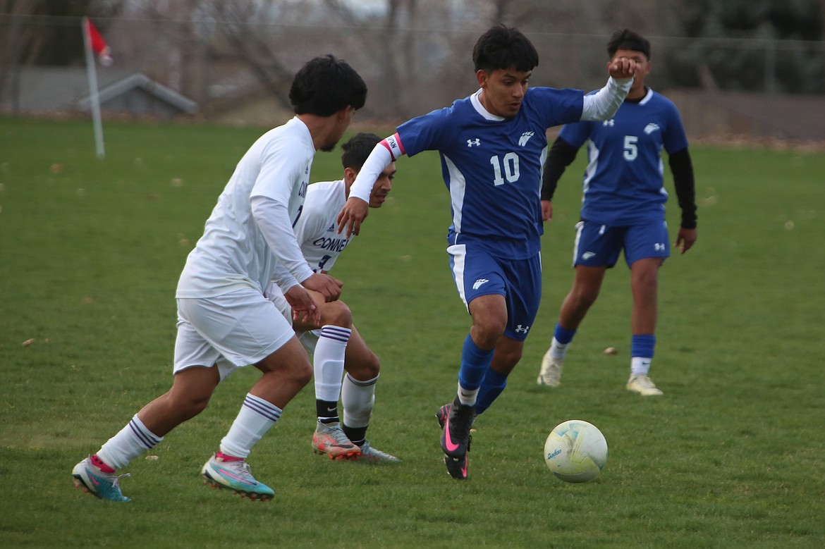The Warden Cougars fell to 6-6 overall on Thursday, losing 2-1 in a road match against Connell.