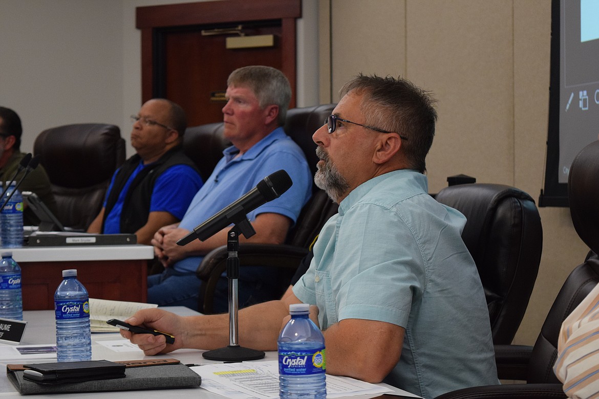 Othello Public Works Director Curt Carpenter, right, discusses his recent investigation into damage caused by leaking pipes at the Othello Community Pool during Monday’s regular Othello City Council meeting.