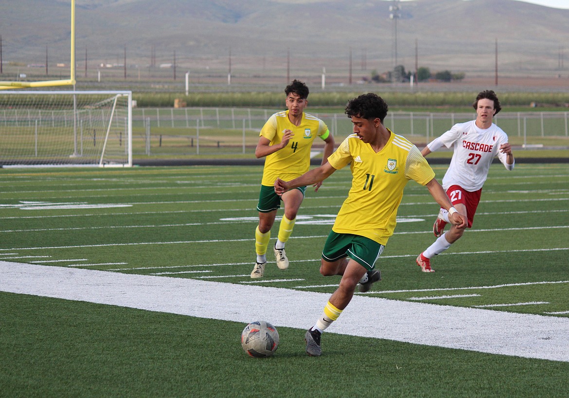 Alexander Murillo (11) aims a kick down the sidelines during Quincy’s game with Cascade.