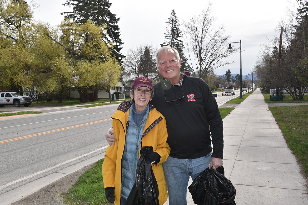 Volunteers pick up 2nd St. for Clean the Fish (Kelsey Evans/Pilot).