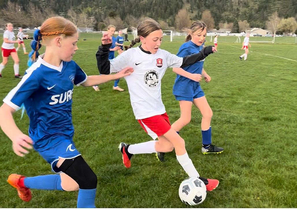 Photo by JULIE SPEELMAN
Avery Thompson of the Thorns U13 girls brings the ball upfield against the Washington East Surf SC last Wednesday at Canfield Sports Complex. The Thorns won 2-0, on goals from Elle Sousley and Kynleigh Rider.