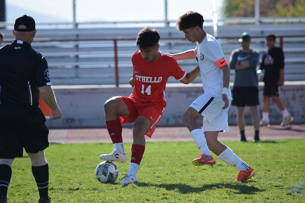 Othello sophomore Luis Farias (14) attempts to make a move to get past a Selah defender during Thursday’s CWAC district tournament game.