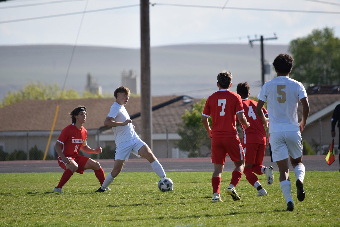 Othello players move in to defend against a Selah attack in Thursday’s district playoff game.