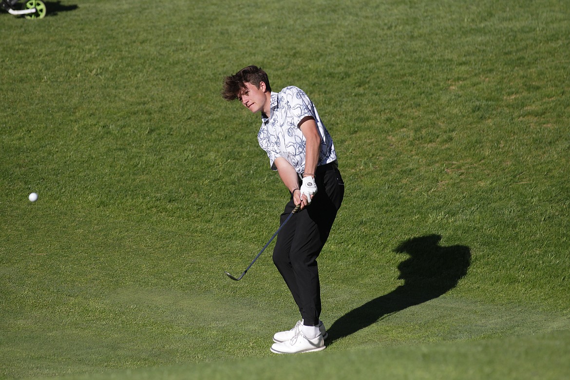 MARK NELKE/Press
Palmer Coleman of Priest River chips on the 12th hole at Circling Raven Golf Club in Worley on Tuesday, in the final round of the state 2A golf tournament. Coleman won by two shots.