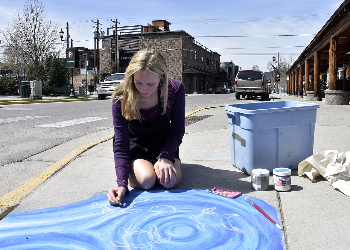 Isabella Wilson sketching turtles with chalk prior to painting (Kelsey Evans/Whitefish Pilot).